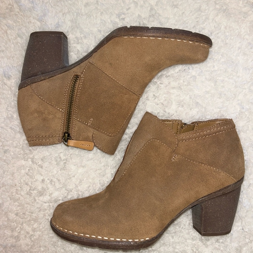 NIB Clarks Carleta York Bootie in Tan Suede Size 8.5